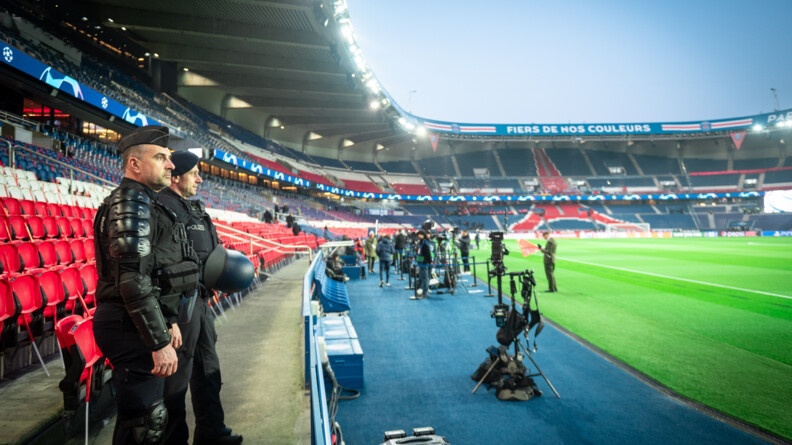 Policier fédéral allemand et gendarme français de l'Unité opérationnelle franco-allemande, en mission de sécurisation dans l'enceinte du Parc des Princes, le 14 février 2023, avant le match de Ligue des Champions entre le PSG et le Bayern Munich.