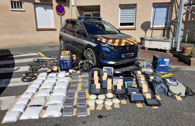 De nombreux matériels agricoles saisis par les gendarmes sont posés au sol, aux côtés d'un véhicule de la gendarmerie nationale