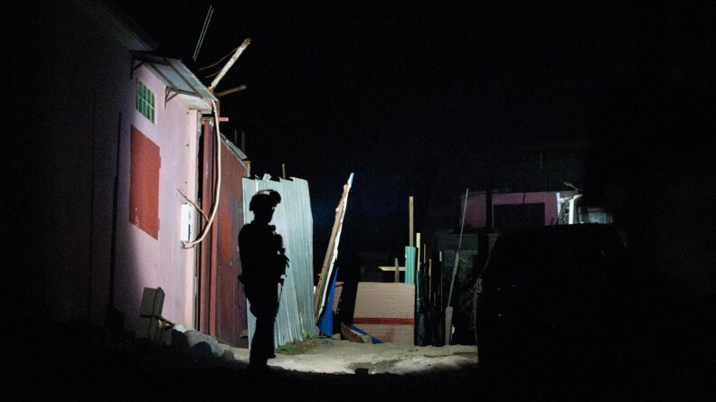 De nuit, dans la p&eacute;nombre, on voit l'ombre d'un gendarme portant un casque. On distingue aussi &agrave; gauche de l'image, ce qui fut une maison avec des bouts de t&ocirc;les.