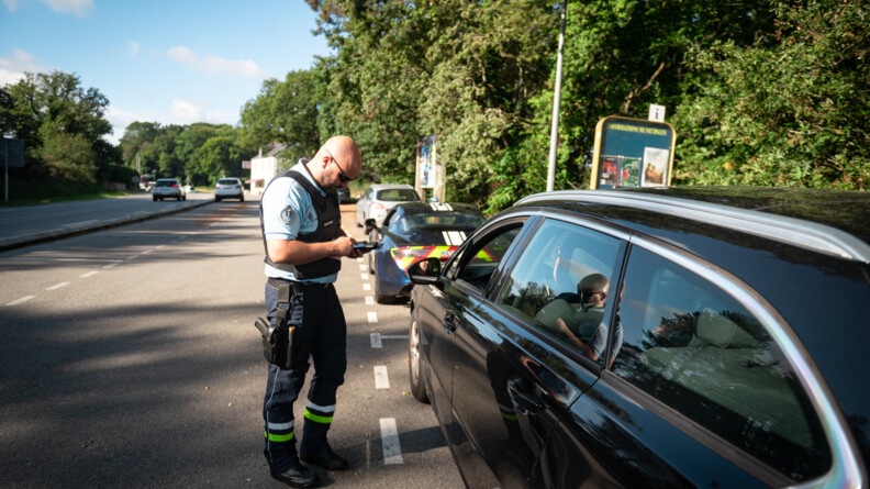 Contrôle d'un automobiliste par un gendarme de l'équipe rapide d'intervention (ERI) de Brech. Devant le véhicule, l'Alpinne 110 de la gendarmerie.