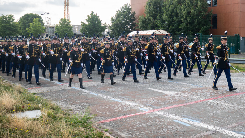 Agrandir l'image Les élèves-officiers de l'EOGN défilent à Nexter