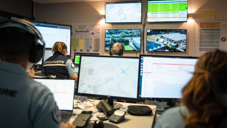 Poste de commandement opérationnel au Groupement de gendarmerie départementale du Nord avec des écrans montrant les images de drones.