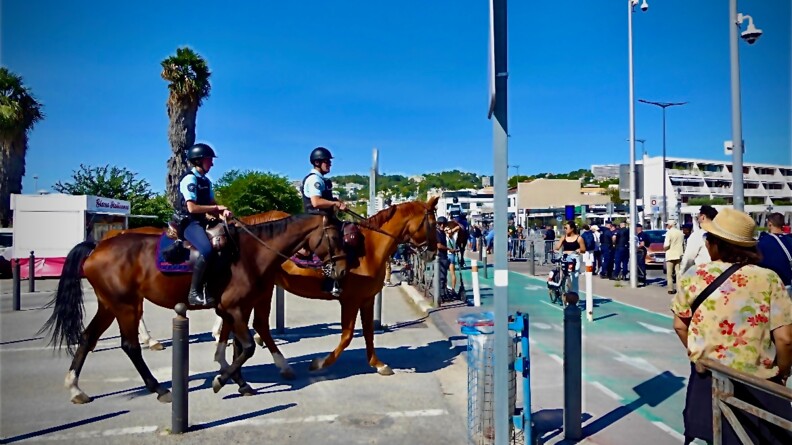 Sécurisation par un binôme de gendarmes à cheval.