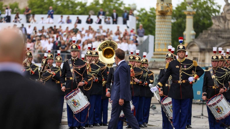 Agrandir l'image Le président de la République passant en revue la musique de la Garde républicaine.