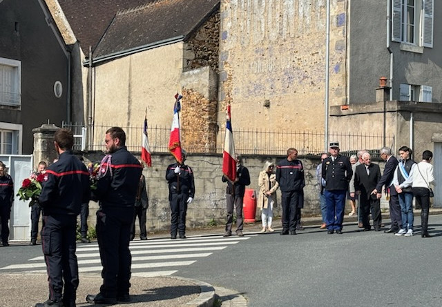 Agrandir l'image L'ADC Duris en vareuse aux côtés d'autorités civiles et militaires lors d'une cérémonie commémorative.
