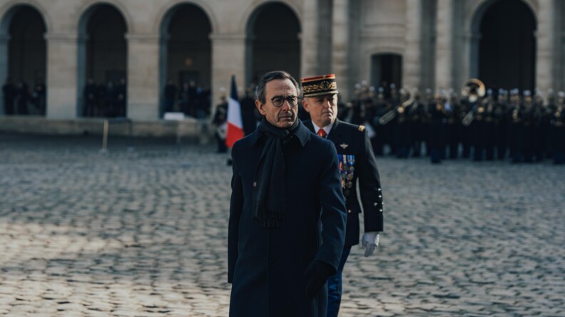 Le ministre de l'intérieur suivi du directeur général de la gendarmerie nationale dans la cour pavée des invalides