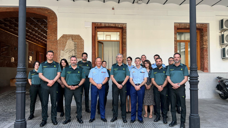 Agrandir l'image Gendarmes du CESAN et gardes civils du SEPRONA.