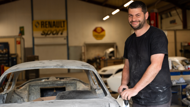 Agrandir l'image Le mécanicien ponce l'alpine A110