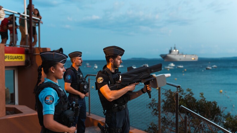 Gendarme tenant un fusil brouilleur au Rayol Canadel.