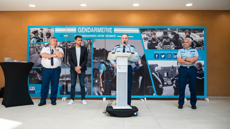 Le directeur des personnels militaires au micro, entour&eacute;, de gauche &agrave; droite, par le directeur des op&eacute;rations et de l'emploi, Tony Estanguet et le g&eacute;n&eacute;ral commandant le SIRPA.