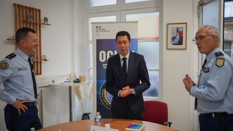 Agrandir l'image Le secrétaire d'État échangeant avec le général de corps d’armée Tony Mouchet, Directeur des opérations et de l’emploi (DOE) et le le général Jean-Philippe Reiland, commandant l’Office central de lutte contre les crimes contre l'humanité et les crimes de haine (OCLCH)