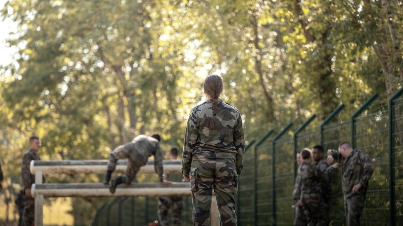 Agrandir l'image Gendarmes de dos en treillis sur d'un parcours d'obstacle lors d'un entraînement sportif à l'école de gendarmerie