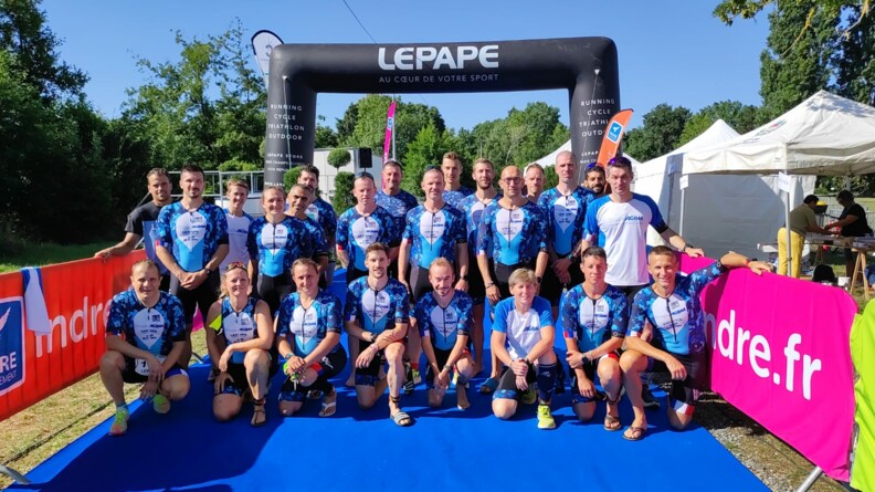 24 personnels de la gendarmerie en tenue de sport bleue et blanche, sur trois rangs, posent devant le d&eacute;part de la course