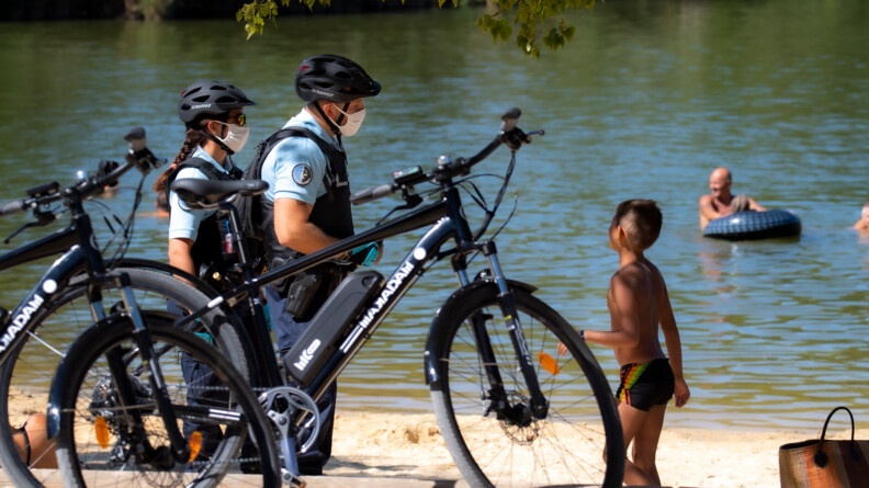 Les gendarmes de Mormoiron patrouillent autour du plan d'eau des Salettes, très prisé des vacanciers.