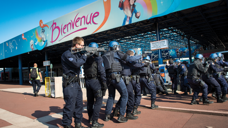 Agrandir l'image Une colonne d'assaut d'un PSIG Sabre à l'entrée d'un parc de loisir, prêt à pénétrer sur le site.