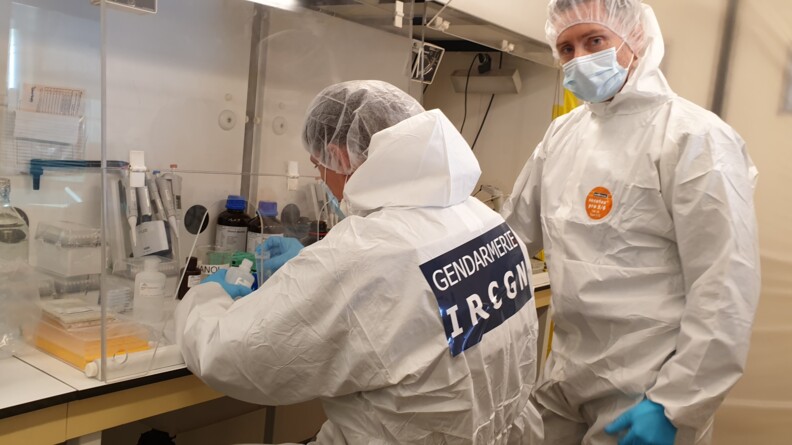 Le laboratoire mobile de l'IRCGN s'est install&eacute; &agrave; l'h&ocirc;pital de Garches pour renforcer les capacit&eacute;s de d&eacute;pistage du COVID-19.