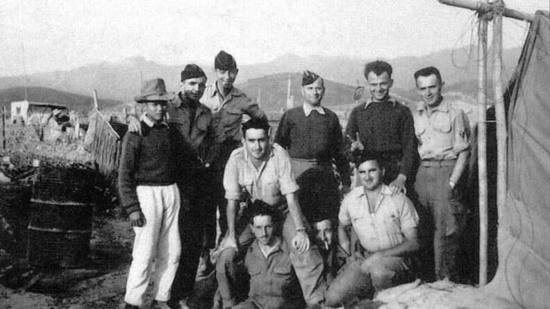 De gauche à droite : un prisonnier interné militaire, le gendarme Arnone, le gendarme Sansus, un gendarme inconnu, le gendarme Adam (assis), le gendarme Desry (avec le calot), le gendarme Pochelu, un sous-officier de la circulation, le MDC Salaün.