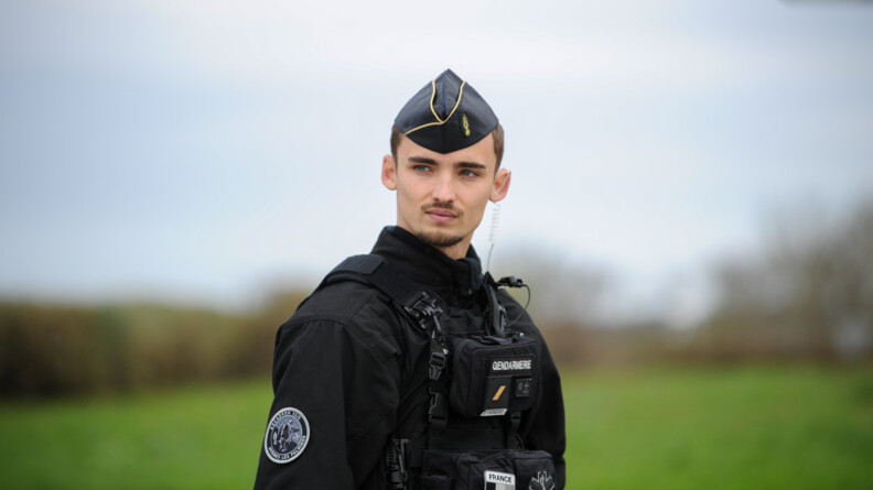 Agrandir l'image Un gendarme mobile de l'escadron de Hyères-les-palmiers sur l'opération place Nette en Charente-Maritime.