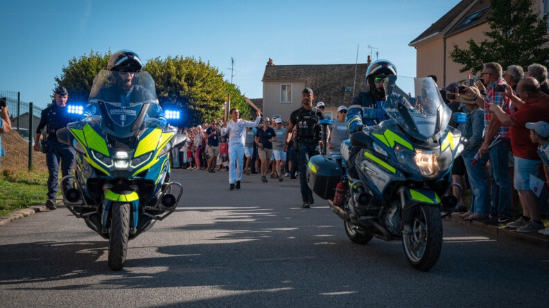 Deux motcyclistes de la gendarmerie escortent le Relais de la Flamme paralympique.