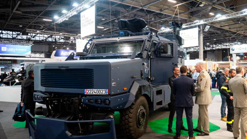 Le Centaure de la gendarmerie, blind&eacute; bleu fonc&eacute;, au stand de Milipol