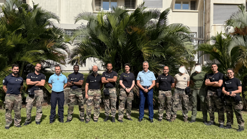 Agrandir l'image Les instructeurs et les gendarmes formés au secourisme.