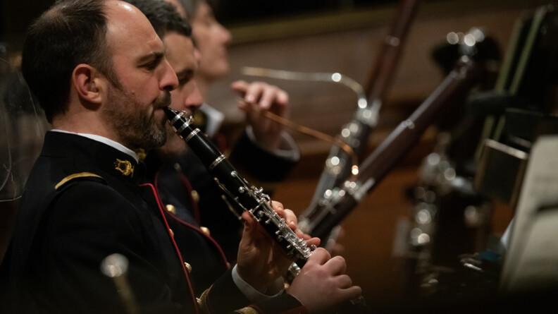 Un plan resseré sur l'un des musiciens de l'orchestre de la Garde républicaine.