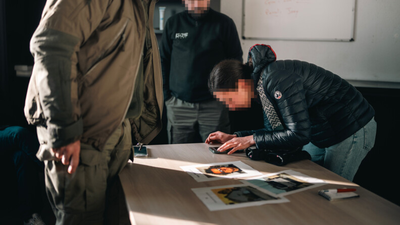 Agrandir l'image Candidate préparant un dossier d'interpellation.