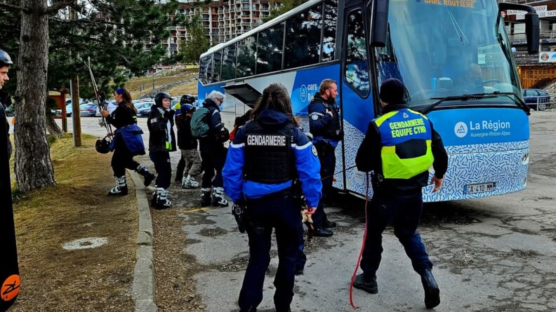 Agrandir l'image Deux gendarmes et une équipe cynophile contrôlent un bus sur la commune de Villard-de-Lans