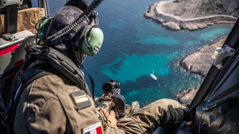 Agrandir l'image Tireur embarqué au dessus d'une crique de Marseille.