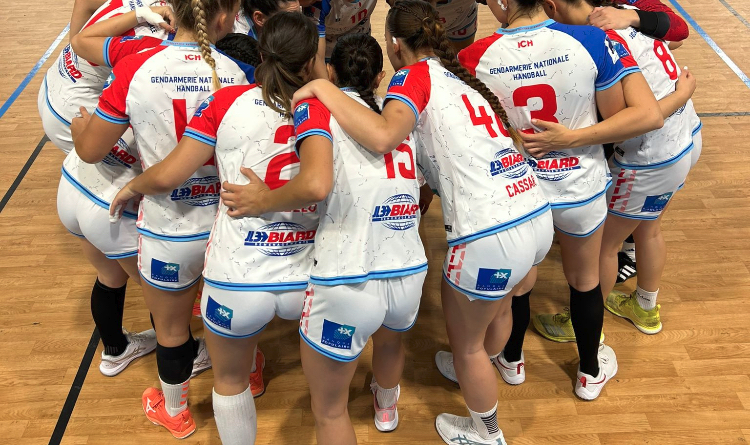 Les joueuses de l'&eacute;quipe de handball de la gendarmerie forment un cercle sur le terrain.