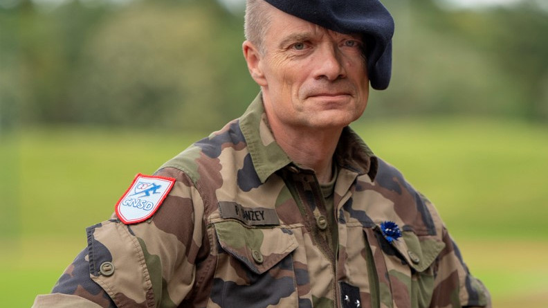 Agrandir l'image Portrait du général Paul Sansey en treillis kaki, berêt bleu sur la tête.