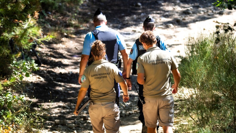 Patrouille mixte autour du lac de sainte-Croix avec des gendarmes et des écogardes du parc naturel régional du Verdon.
