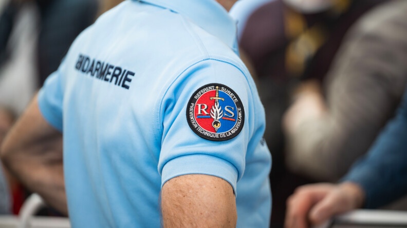 Rondache de référent sûreté sur une manche de'un gendarme.
