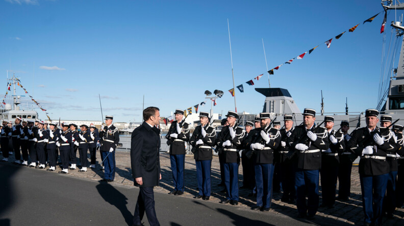 Agrandir l'image Le président de la république passe en revue les troupes dont des marins et des gendarmes