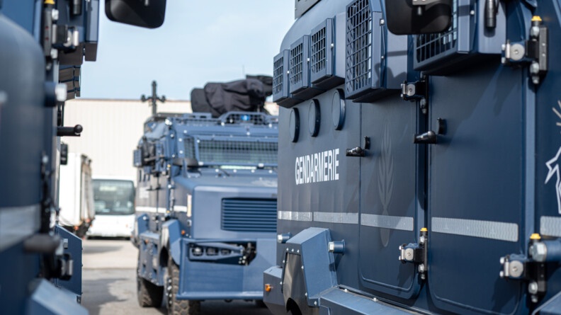 Nous voyons 2 centaures, les nouveauc véhicules blindés polyvalent de la gendarmerie nationale