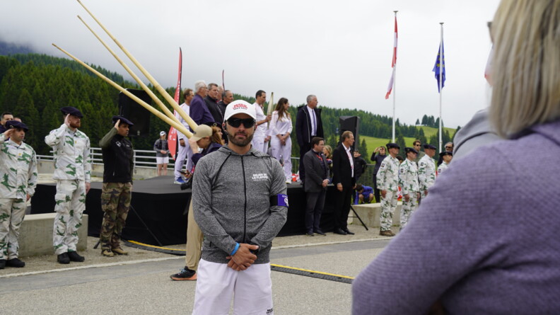 Un runner de la gendarmerie devant une scène ou des autorités se retrouvent autour de la flamme ainsi que des chasseurs alpins de part et d'autre, saluant