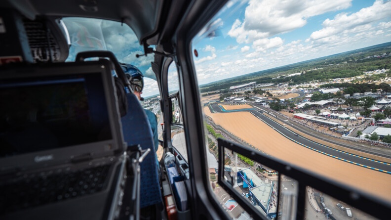 Photo depuis l'hélicoptère. Nous pouvons voir la piste et le pilote qui regarde le circuit