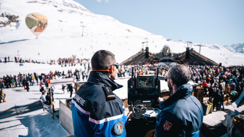 Gendarmes opérateurs de Lutte anti drone au festival Tomorrowland Winter.