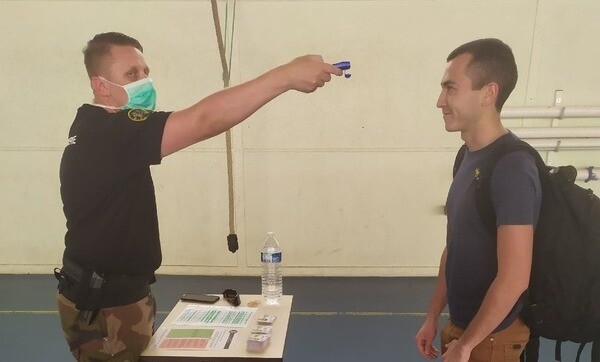 Questionnaire de sant&eacute; et prise de temp&eacute;rature d&rsquo;un &eacute;l&egrave;ve &agrave; l&rsquo;&eacute;cole de gendarmerie de Montlu&ccedil;on.