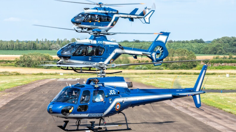 Trois hélicopères de la gendarmerie en vol les uns devant les autres.