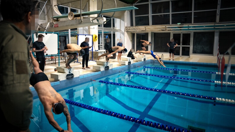 Candidats effectuant des &eacute;preuves en piscine.
