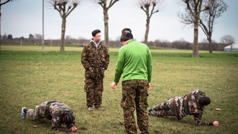 La formation commence, devant deux formateurs et en extérieur, les stagiaires, en position de gainage, tiennent le plus longtemps possible.