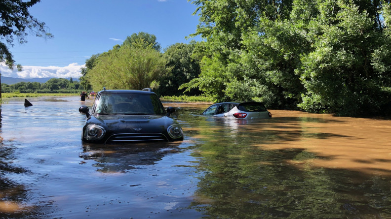 Agrandir l'image Véhicules immergés dans l'eau suite aux innondations