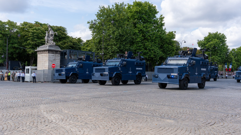 Agrandir l'image Trois véhicules "Centaure" défilant à l'occasion du 14 juillet.