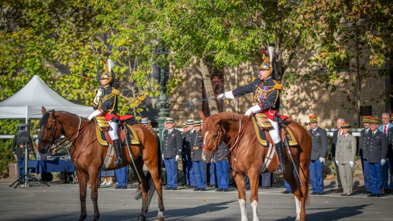 Le chef de la Garde républicaine, à droite, désigne de son sabre le colonel Leheup, au présentez sabre. Derrière eux des officiers de différentes armées