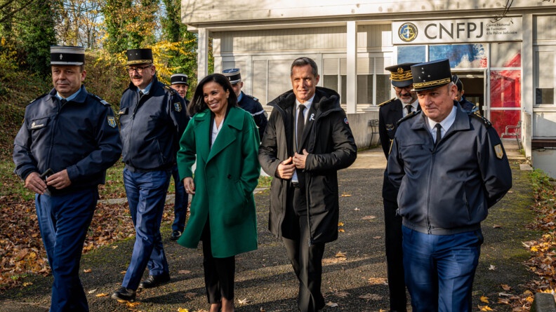 Mardi 26 novembre 2024, le général d’armée Hubert Bonneau, Directeur général de la Gendarmerie nationale (DGGN), a accueilli, au Centre national de formation à la police judiciaire (CNFPJ), au fort de Rosny-sous-Bois, le ministre délégué auprès du ministre de l’Intérieur, chargé de la Sécurité du quotidien, Nicolas Daragon, et la Secrétaire d’État chargée de l’Égalité entre les femmes et les hommes, Salima Saa.