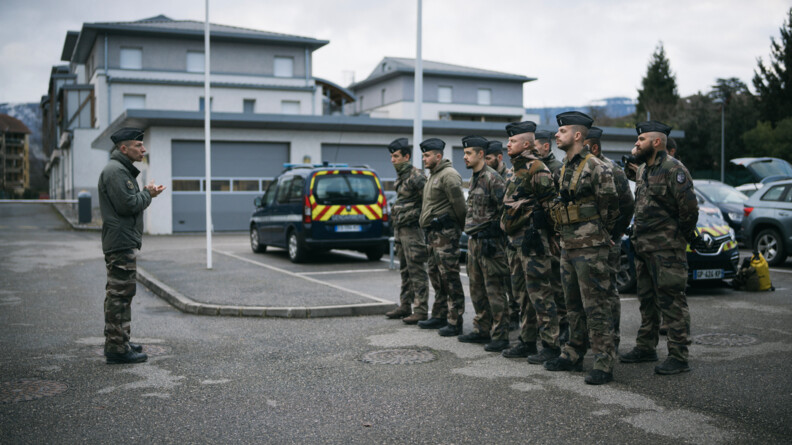 Briefing des gendarmes par leur lieutenant. Tous sont en treillis