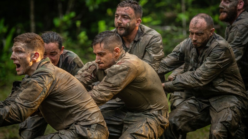 Militaires confrontés à un exercice de méthode naturelle.