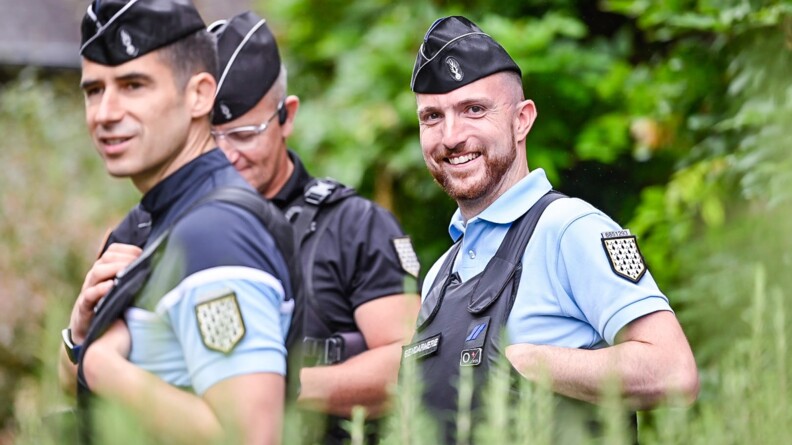 Trois gendarmes en buste, entourés par la végétation