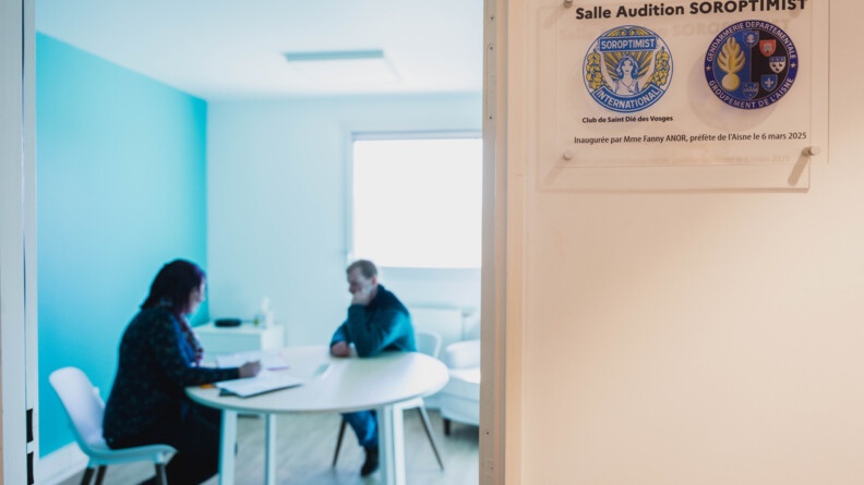 Agrandir l'image Audition fictive d'un mineur dans la salle Mélanie (avec la plaque de l'inauguration à droite de l'image).